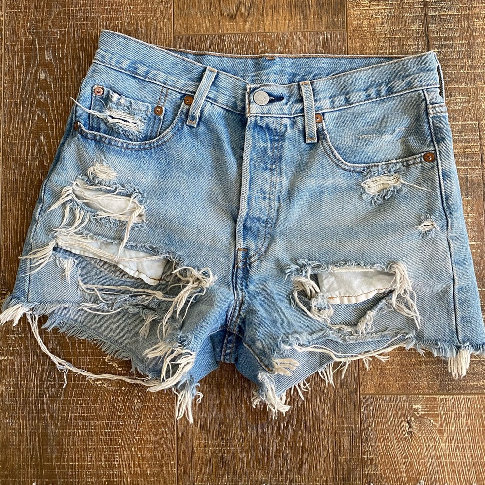 501 Levi distressed shorts